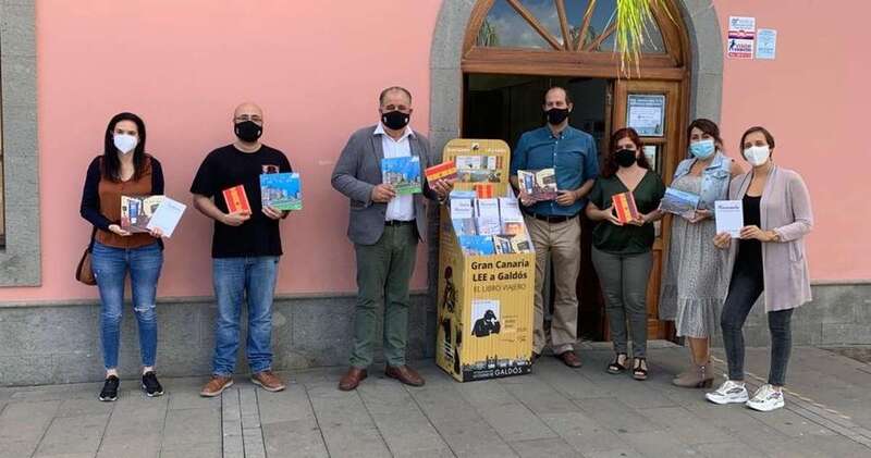 El concejal Juan Martel y el gerente de Gestel, Jesús Suárez, durante un acto cultural